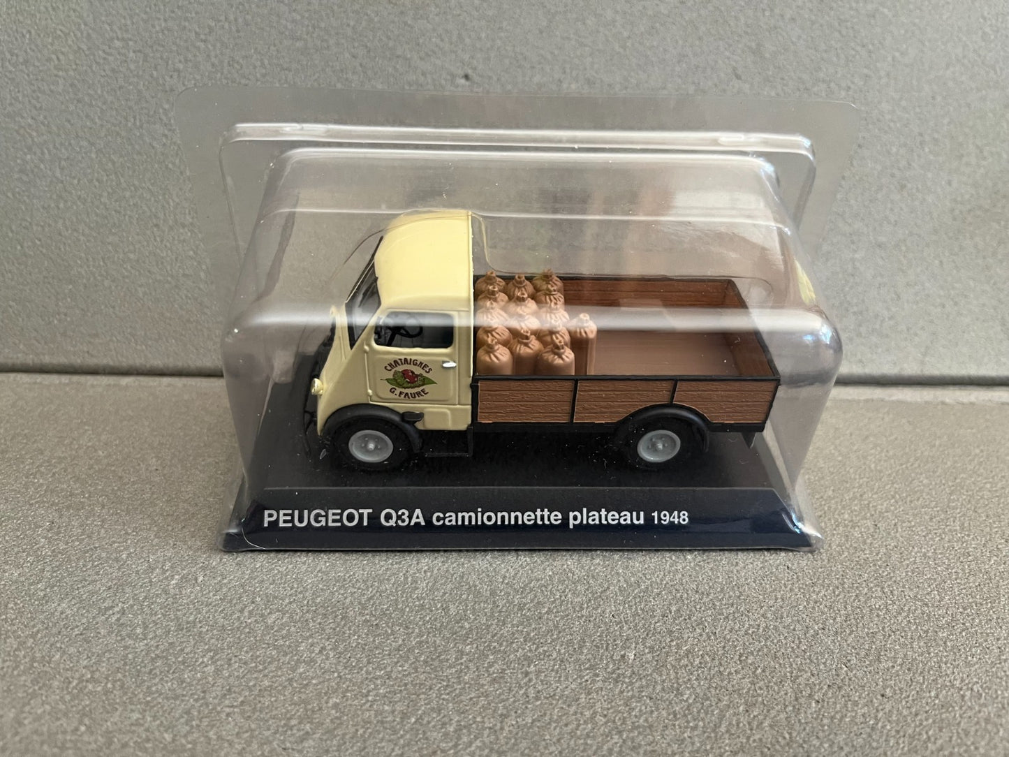 Voiture Miniature Peugeot Q3A Camionnette plateau 1948 Norev Hachette 1/43