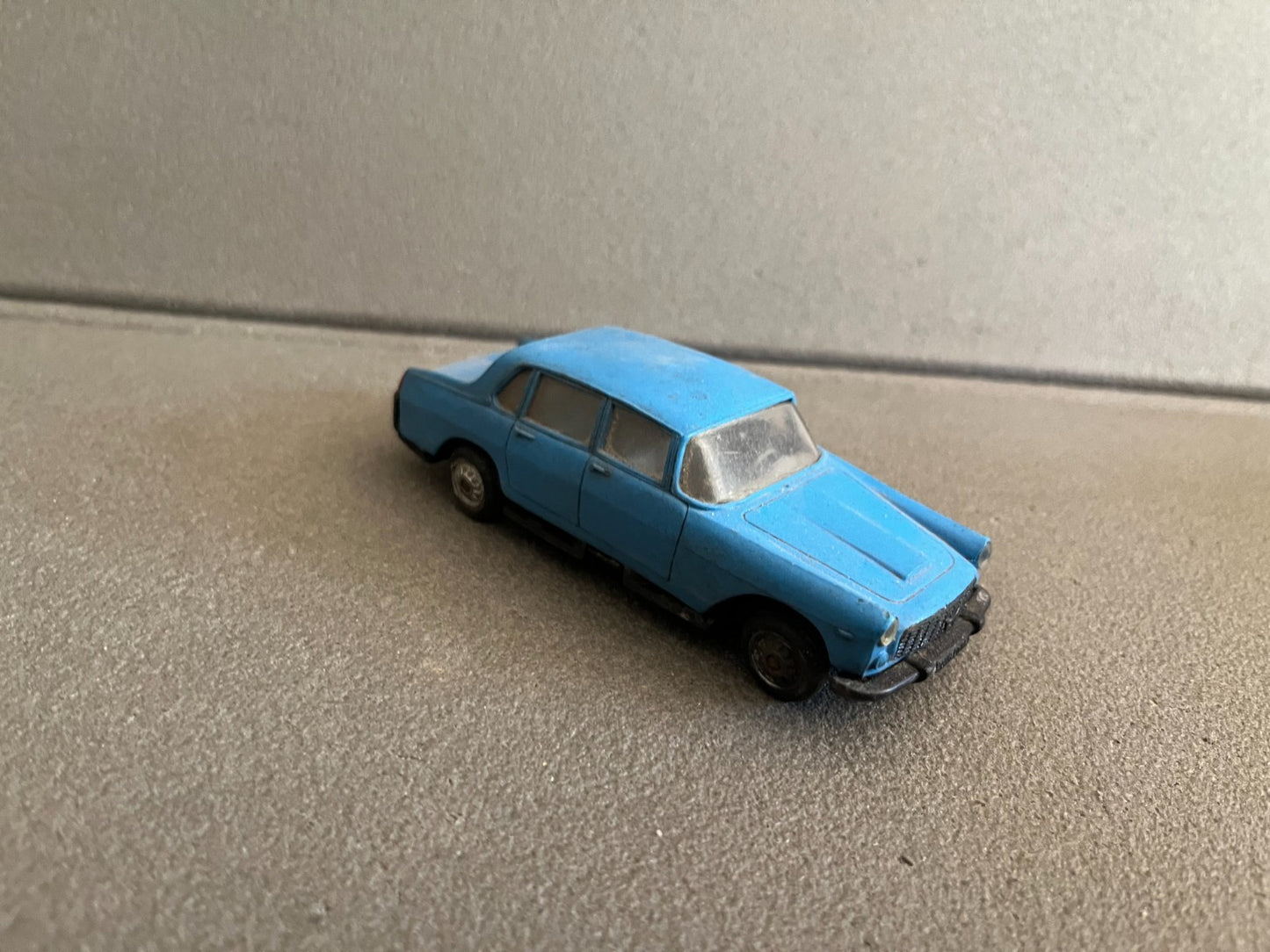 Ancienne Voiture Miniature Lancia Flaminia Norev Plastique France Epave