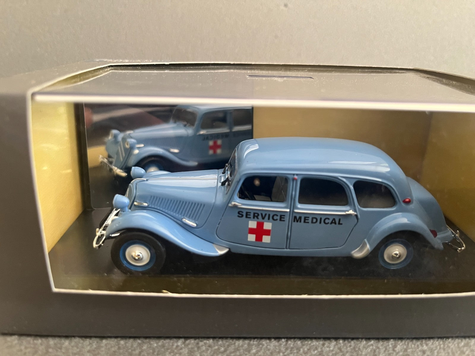 Voiture Miniature Citroen Traction 11 C 1954 Ambulance Atlas Courtage 1/43