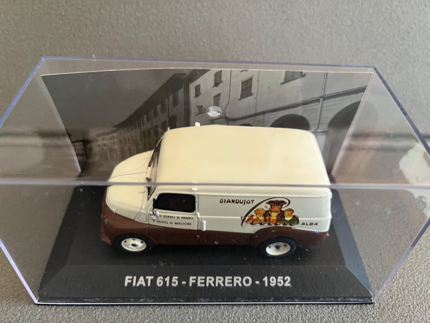 Voiture miniature Fourgon Camion Fiat 615 Ferrero 1952 au 1/43