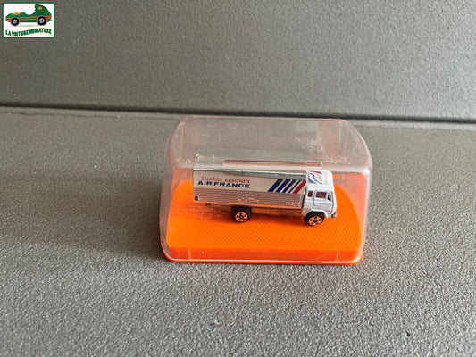 Voiture miniature Camion Mercedes Aeroport Guiloy Spain Echelle 1/124 Majorette