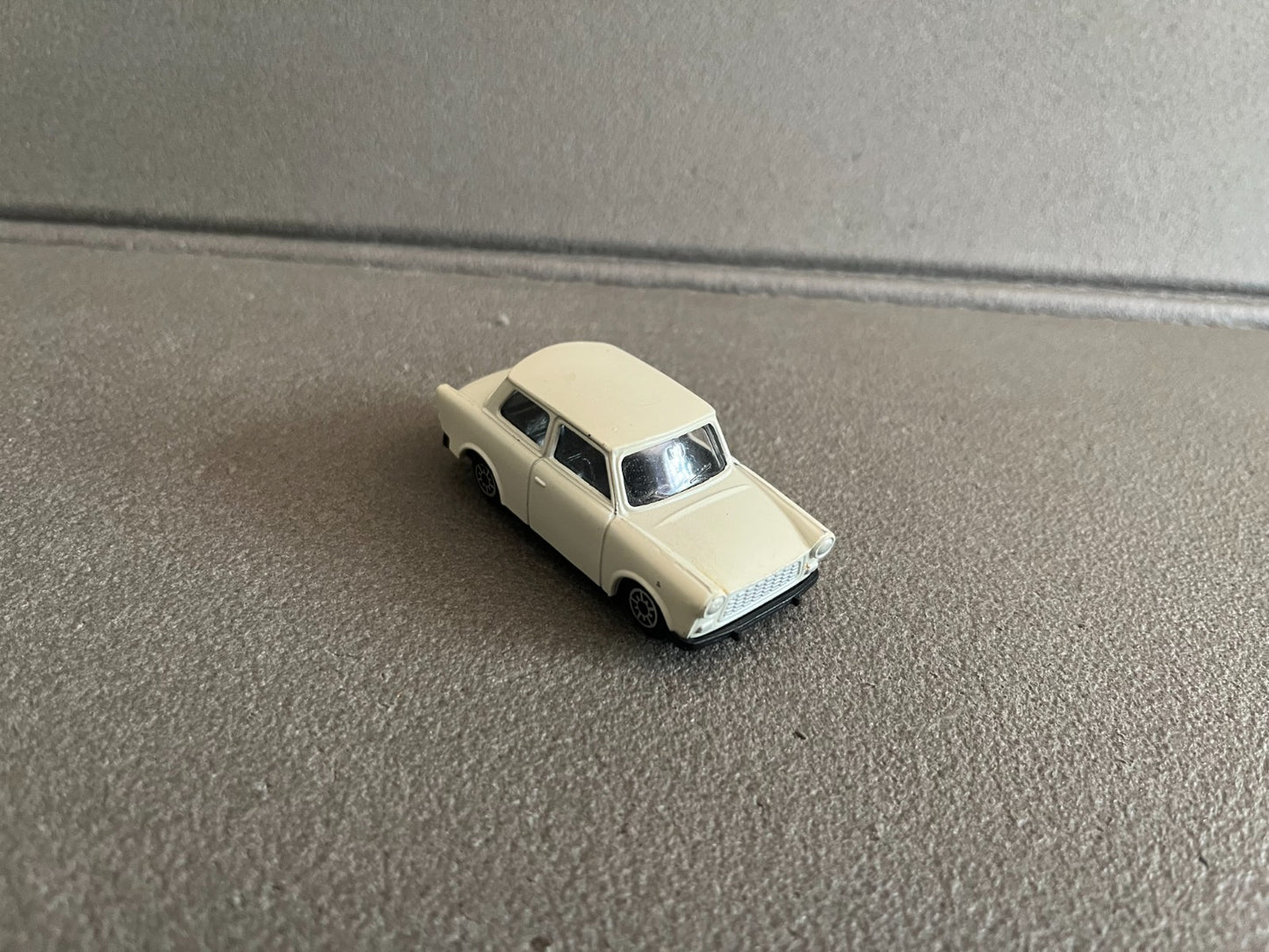 Jouet Ancien Voiture Miniature Trabant MC Toys URSS 1/60 Echelle Type Majorette