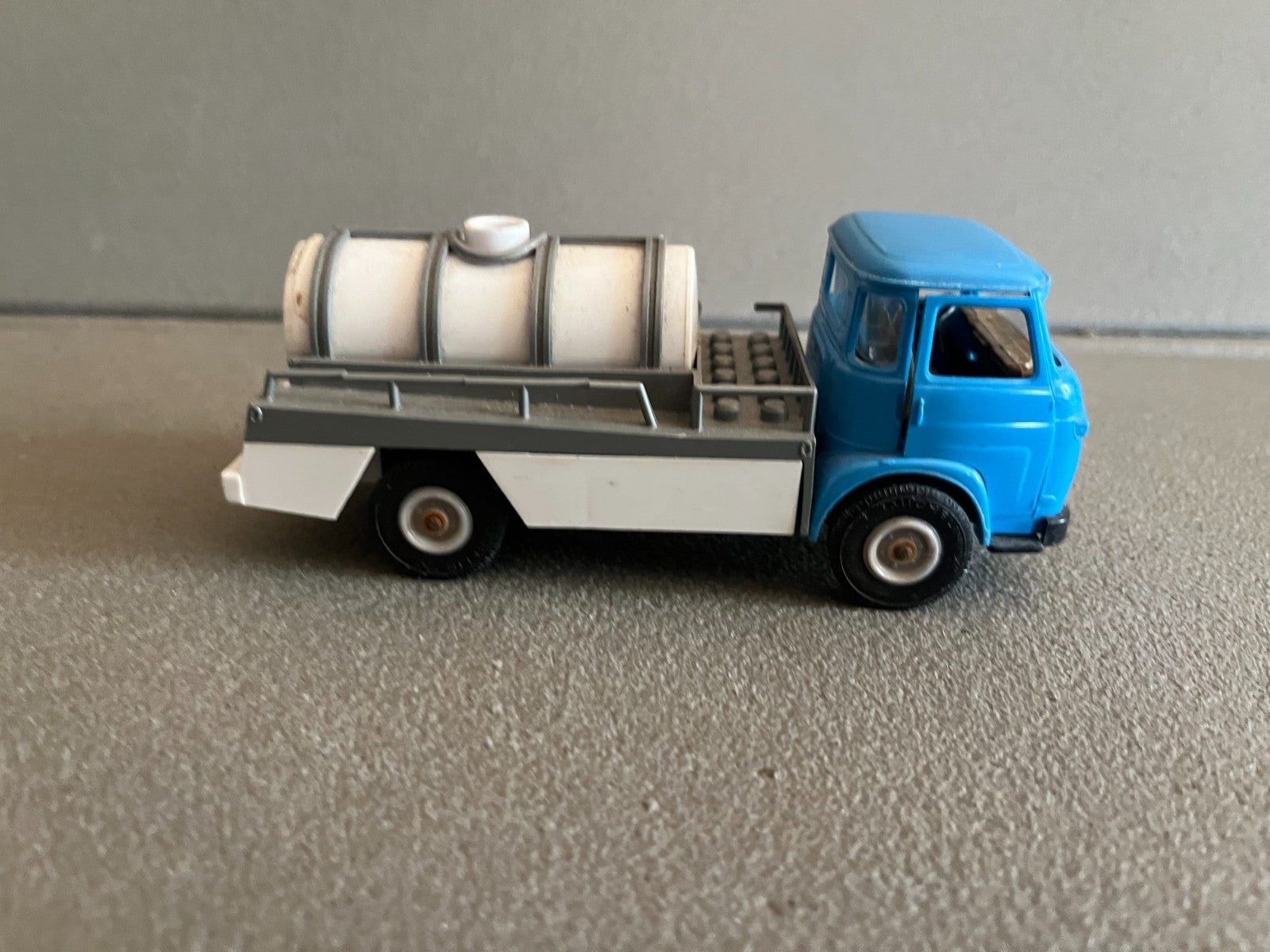 Ancienne Voiture Miniature Plastique Saviem SM 5C Transport Lait Norev au 1/43