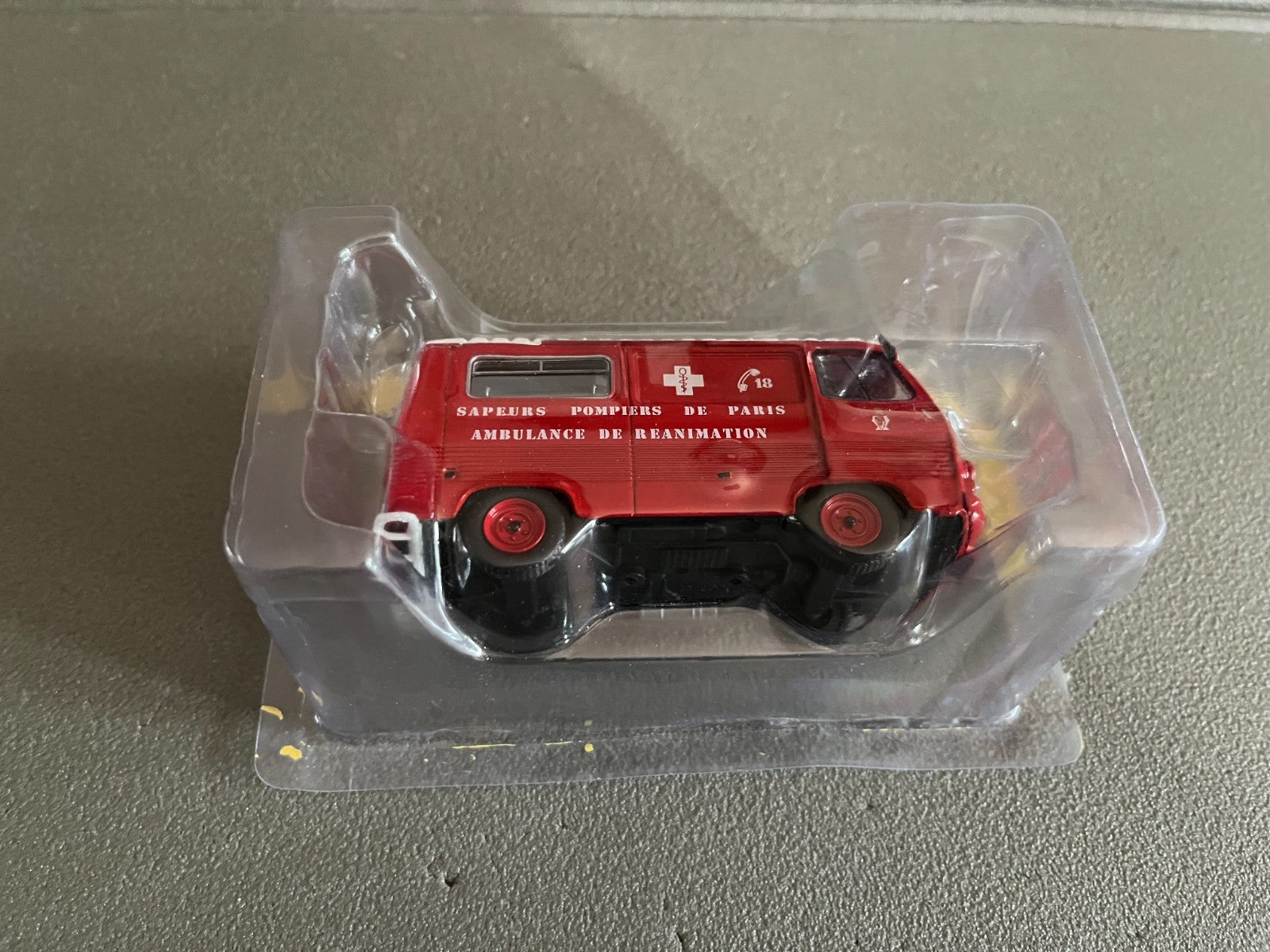 Voiture miniature Camion Peugeot J7 Ambulance Paris Pompiers Hachette 1/43