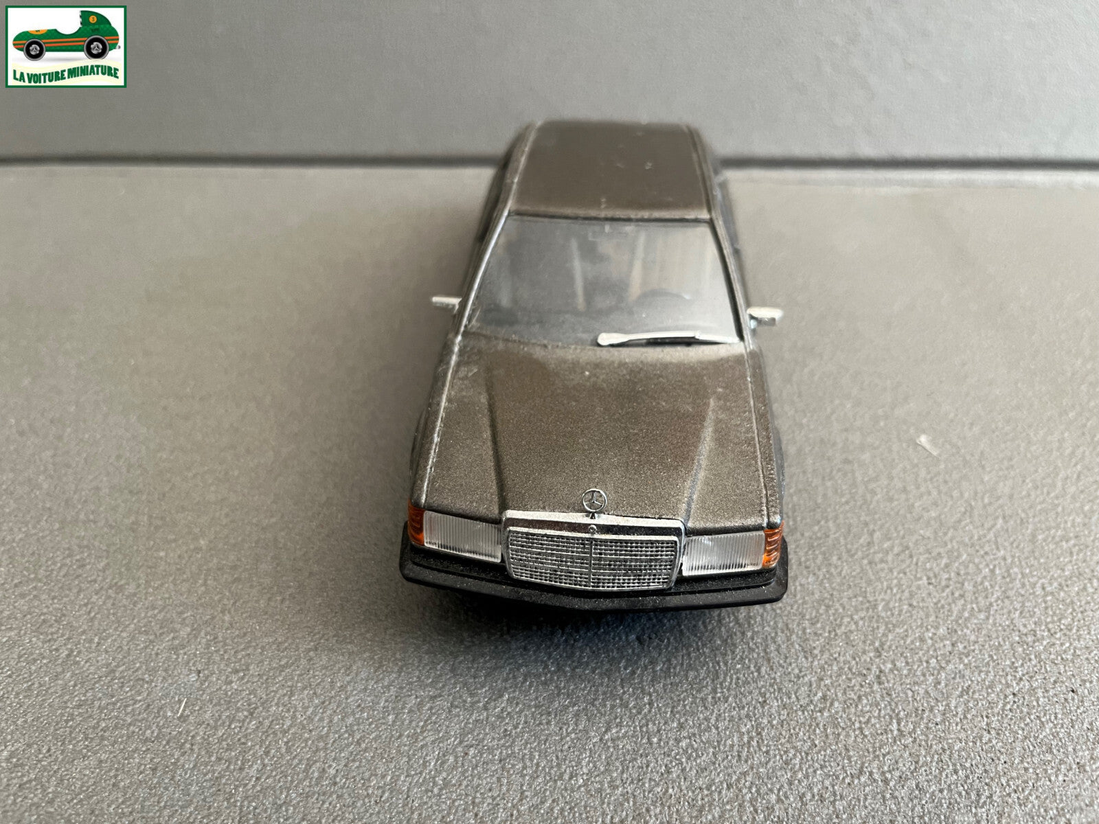 Ancienne Miniature Voiture Mercedes 190E Burago 1/25