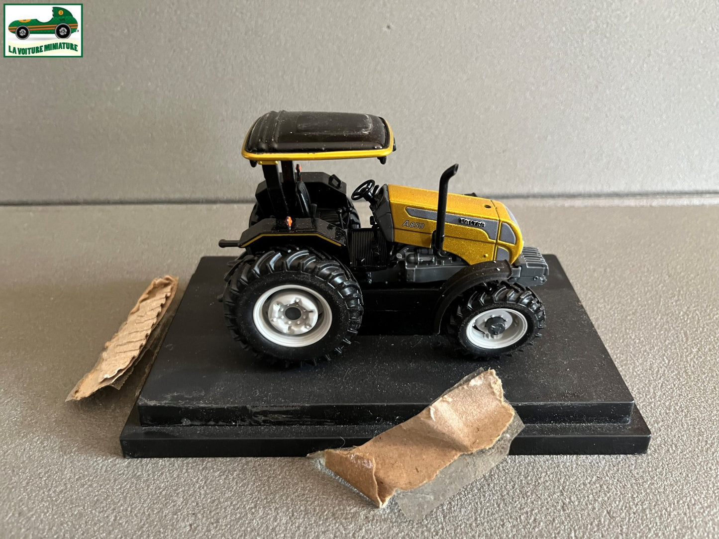 Voiture miniature Tracteur Agricole Valtra A850 Universal Hobbies 1/32
