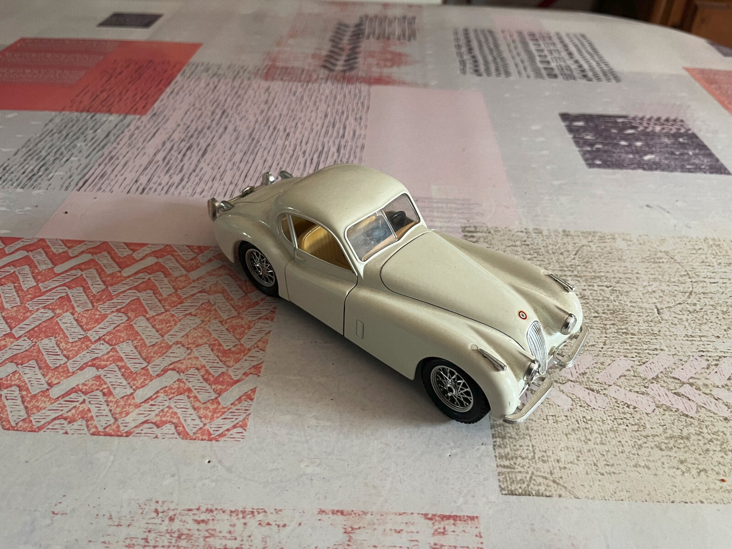 Voiture miniature Jaguar XK 120 1948 Burago 1/24