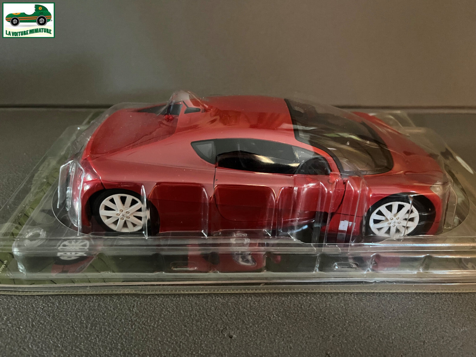 Voiture miniature Peugeot RC Carreau Solido au 1/18