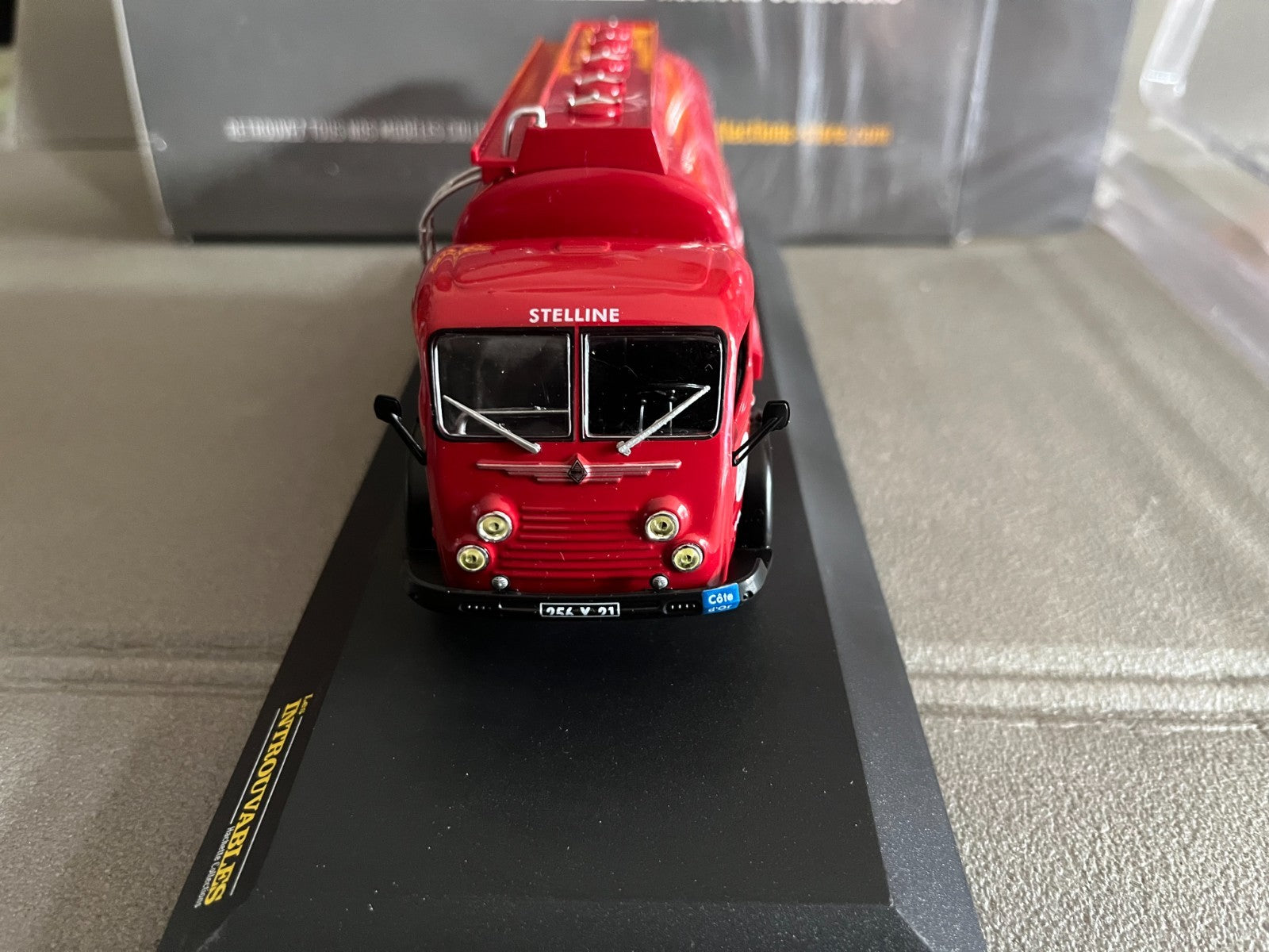Voiture miniature Camion Citerne Renault Stelline Les Introuvables Hachette 1/43
