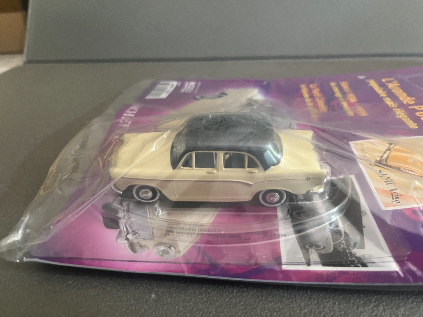 Voiture miniature Simca Aronde P60 Norev Hachette + Fascicule au 1/43