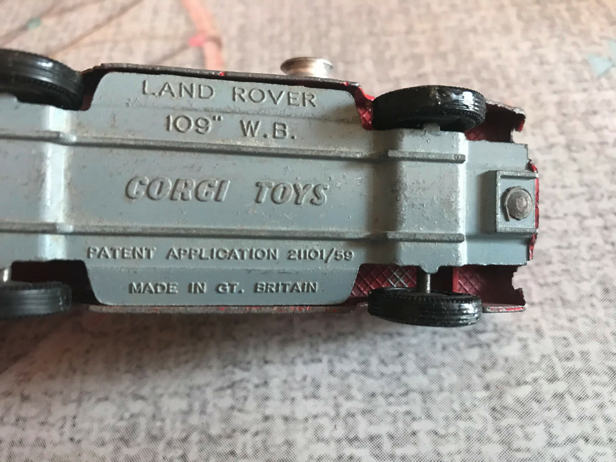 Ancienne Voiture Miniature Land Rover 109 W.B Corgi Toys Made GT Britain Epave 