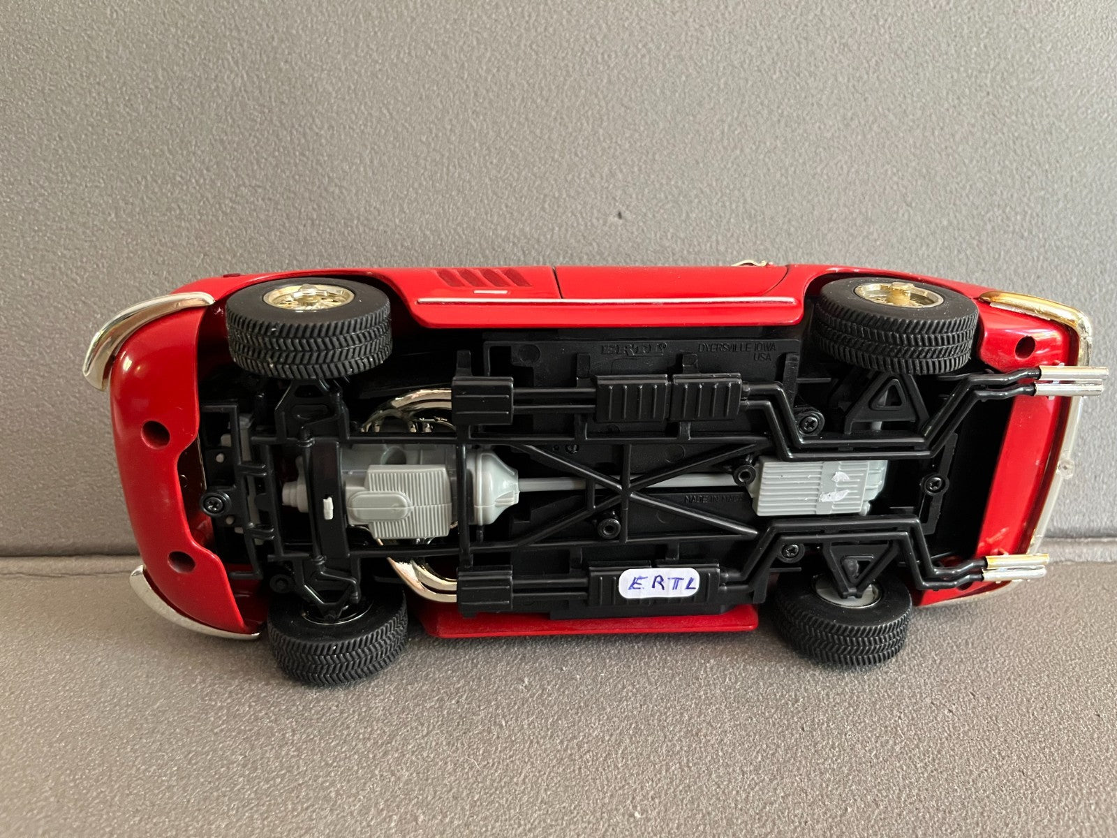 Ancienne Miniature Voiture Ferrari GTB-4 ERTL 1/18 Défauts