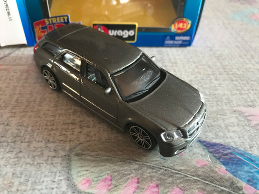 Voiture miniature Burago Street Fire Dodge Magnum RT au 1/43