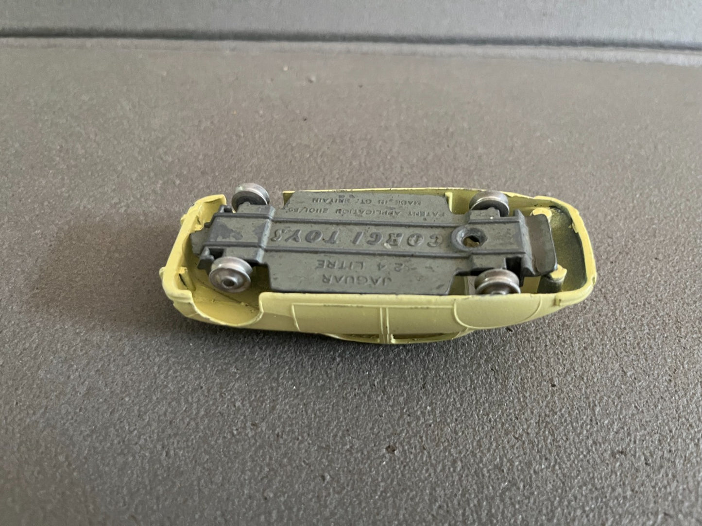 Ancienne Miniature Voiture Jaguar 2.4 Litre Corgi Toys Gt Britain Epave