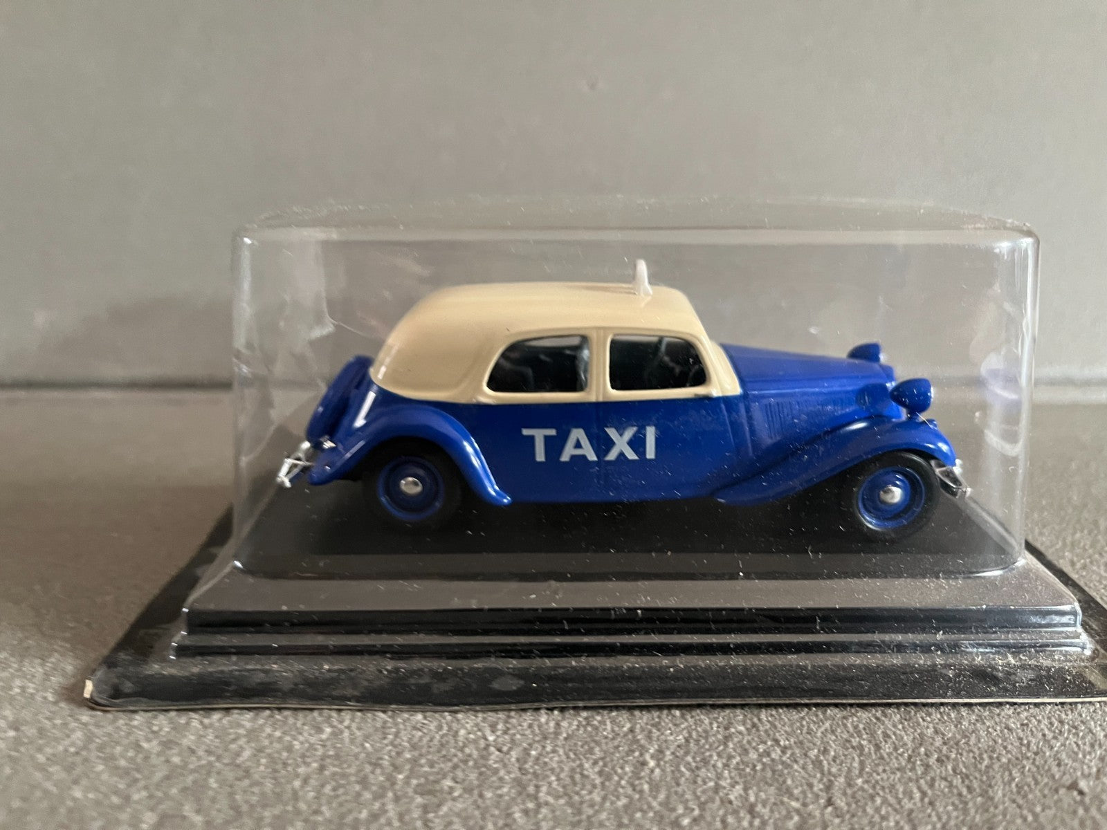 Voiture Miniature Citroen Traction 11 Saigon 1955 Taxi Du Monde au 1/43 Altaya