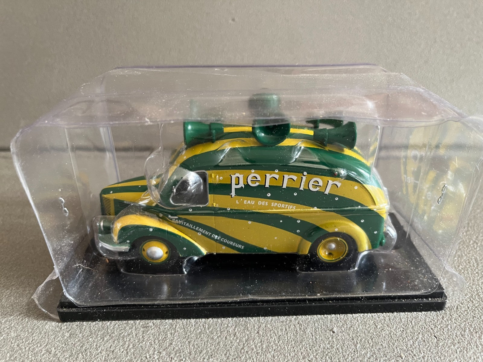 Voiture miniature Camion Hotchkiss PL20 Perrier Auto Plus Hachette 1/43