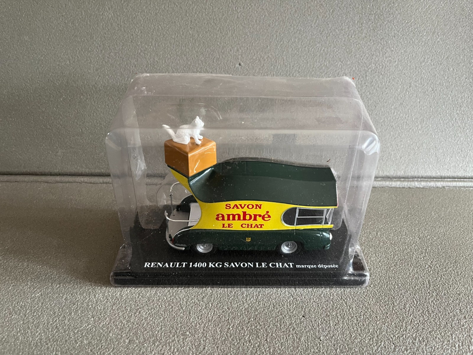 Voiture miniature Camion Renault 1400 KG Savon le Chat Auto Plus Hachette 1/43