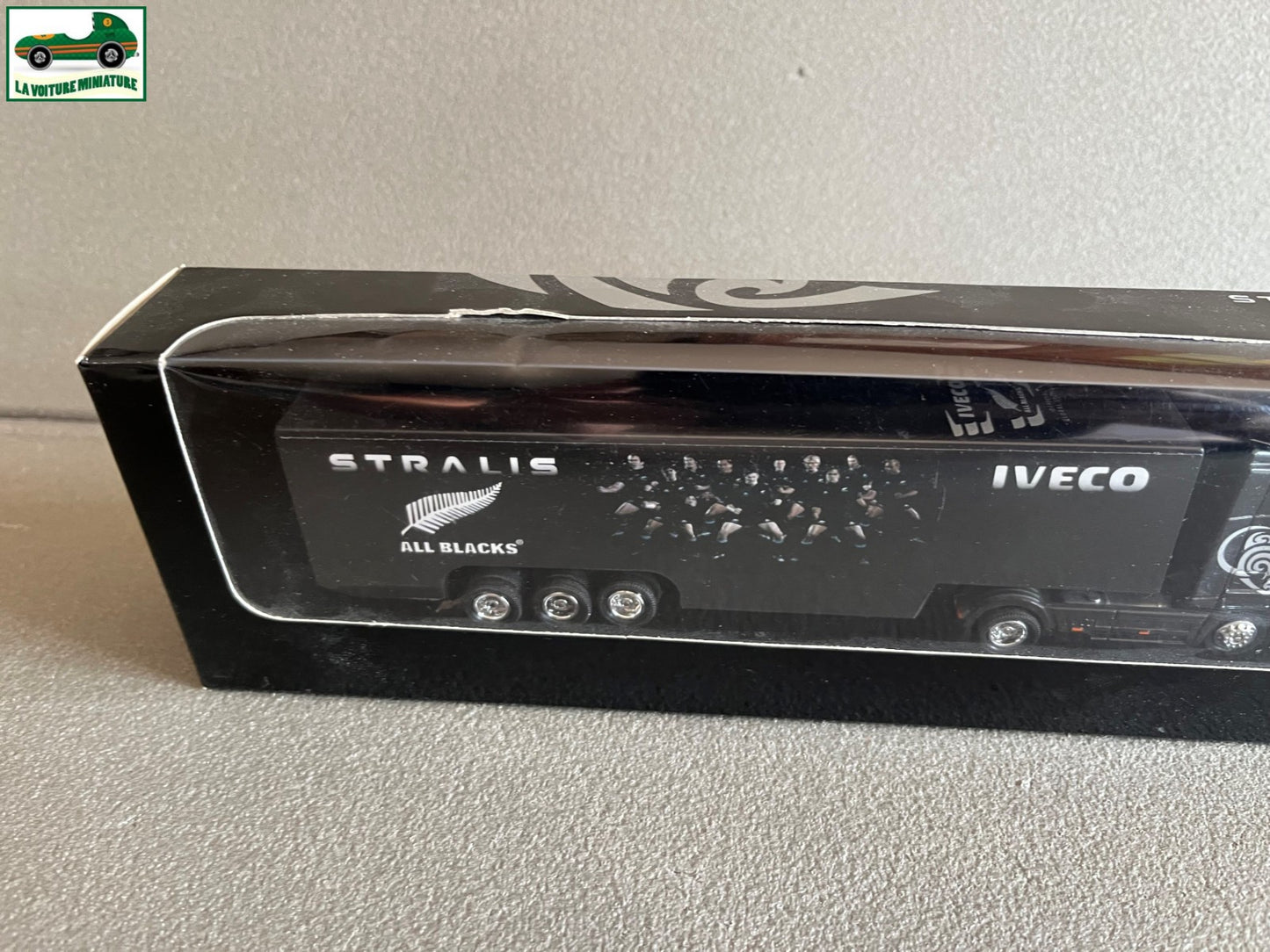 Voiture Miniature Camion Semi Remorque Iveco Stralis All Blacks New Ray 1/87 HO