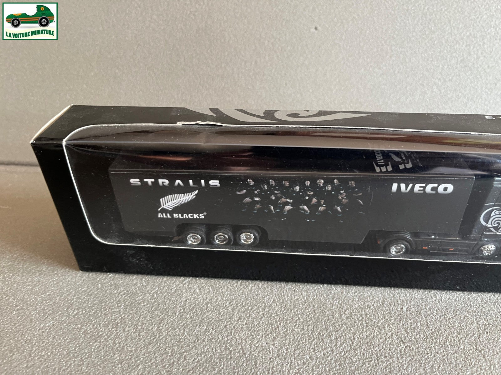 Voiture Miniature Camion Semi Remorque Iveco Stralis All Blacks New Ray 1/87 HO