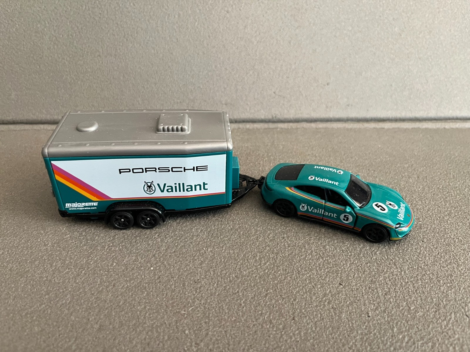 Voiture miniature Porsche Taycan + Remorque Vaillant Majorette au 1/63