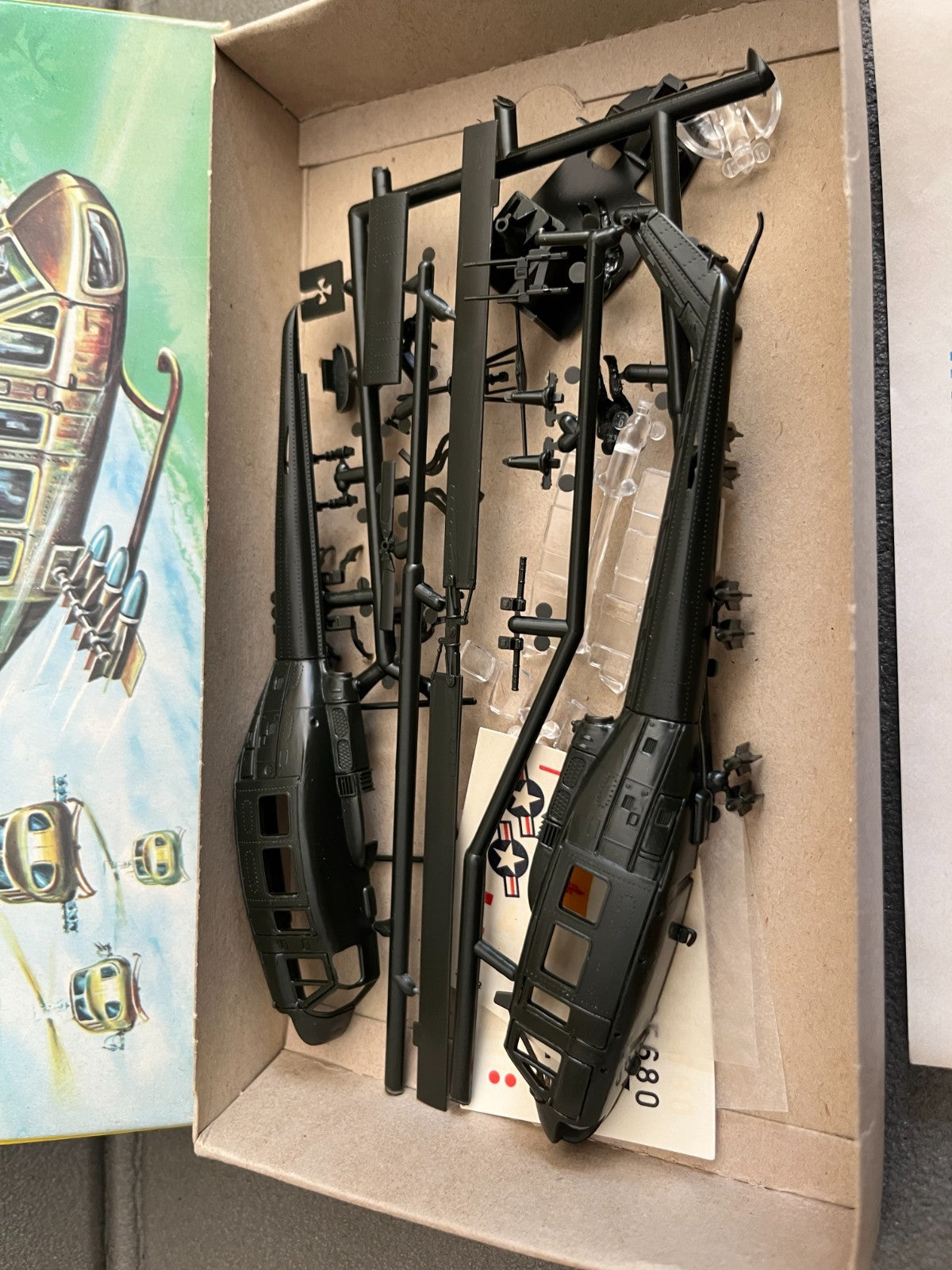 Maquette Militaire Bell UH-1D Iroquois Hélicoptère Roco 1/87