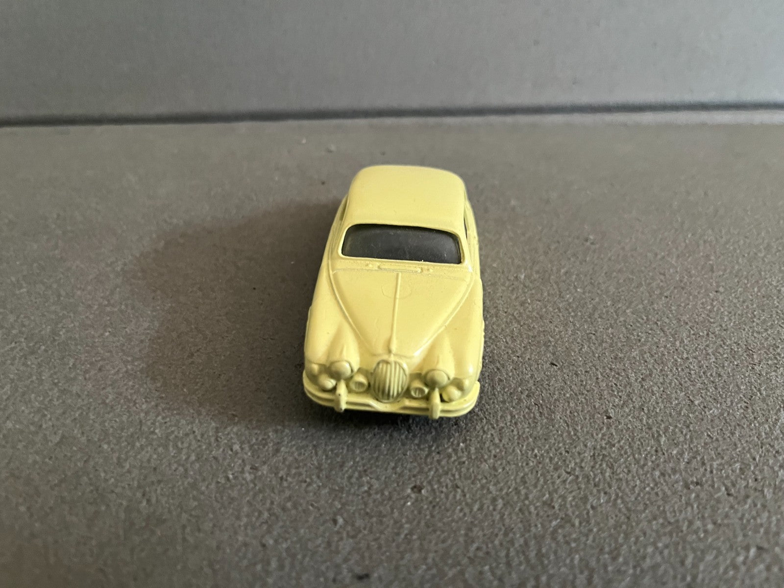 Ancienne Miniature Voiture Jaguar 2.4 Litre Corgi Toys Gt Britain Epave