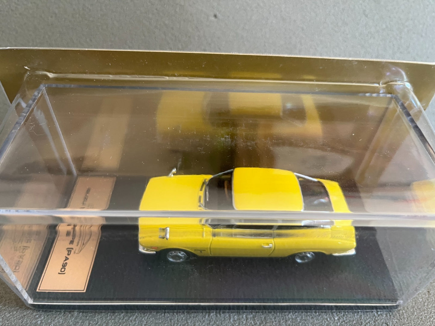 Voiture miniature Collection Isuzu 117 Coupé 1968 Hachette Japon 1/43
