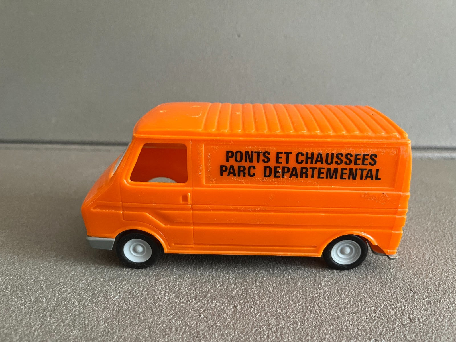 Jouet Ancien Voiture Miniature Fourgon Plastique Citroen C35 Clé France 1/32