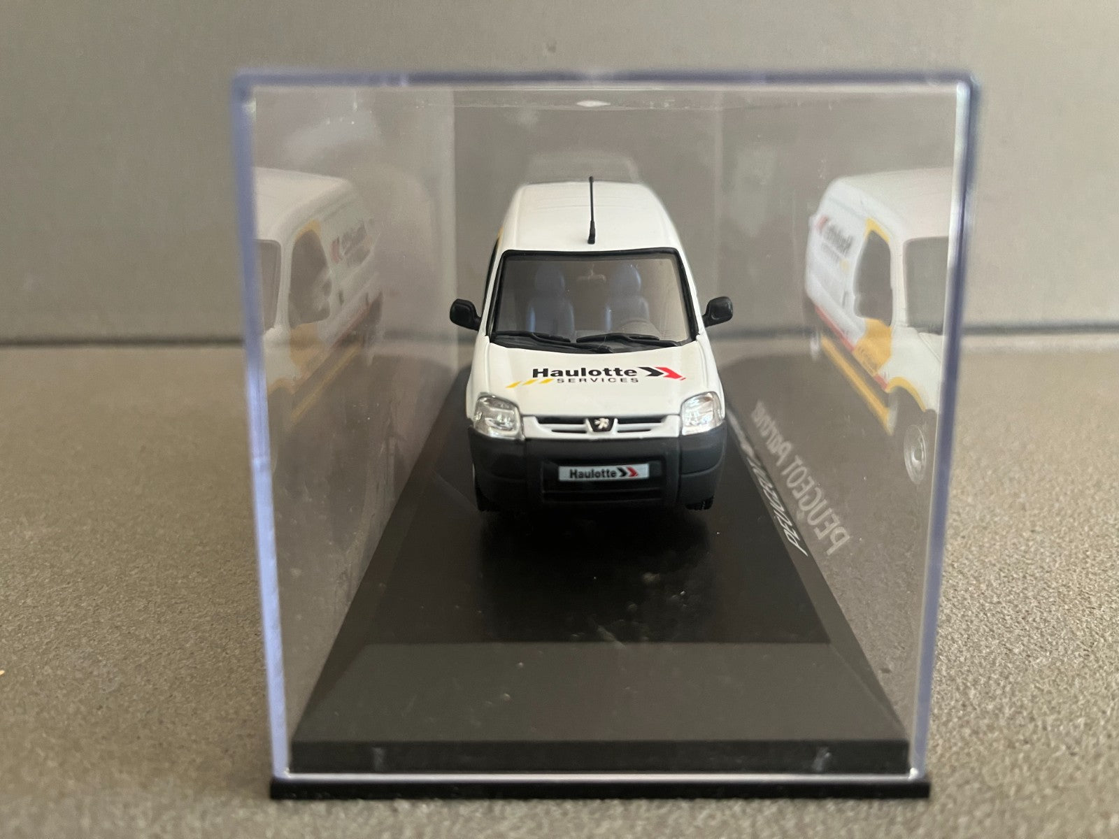 Voiture Miniature Peugeot Partner Haulotte Services Norev au 1/43 Défauts