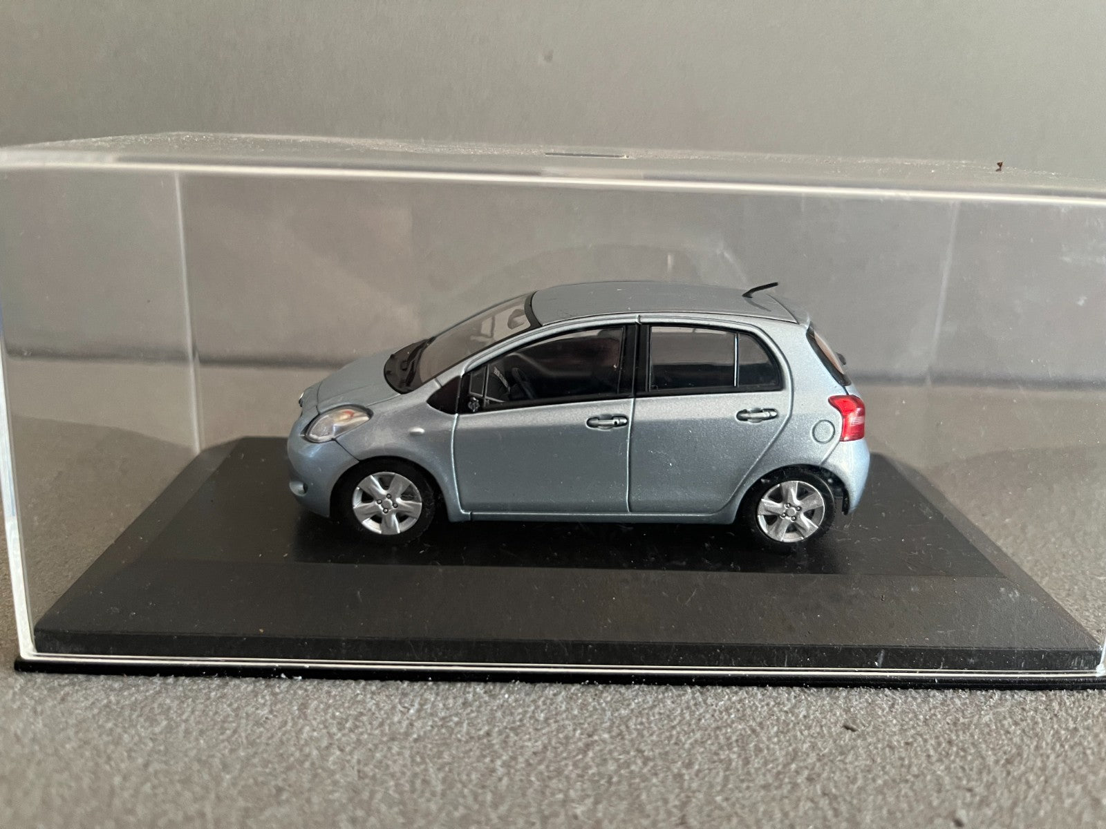 Voiture Miniature Toyota Yaris Minichamps au 1/43 Défauts