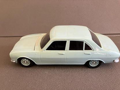 Ancienne Voiture miniature Plastique Peugeot 504 Friction Meccano 1/18