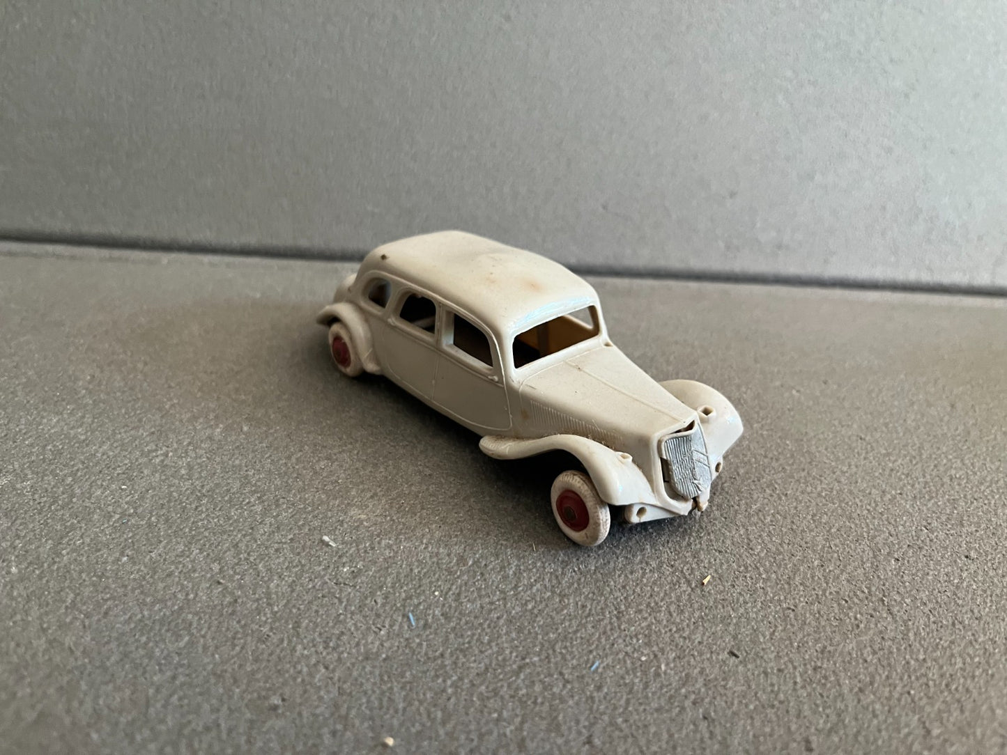 Ancienne Voiture Miniature Citroen Traction 15 Six Norev Plastique France Epave