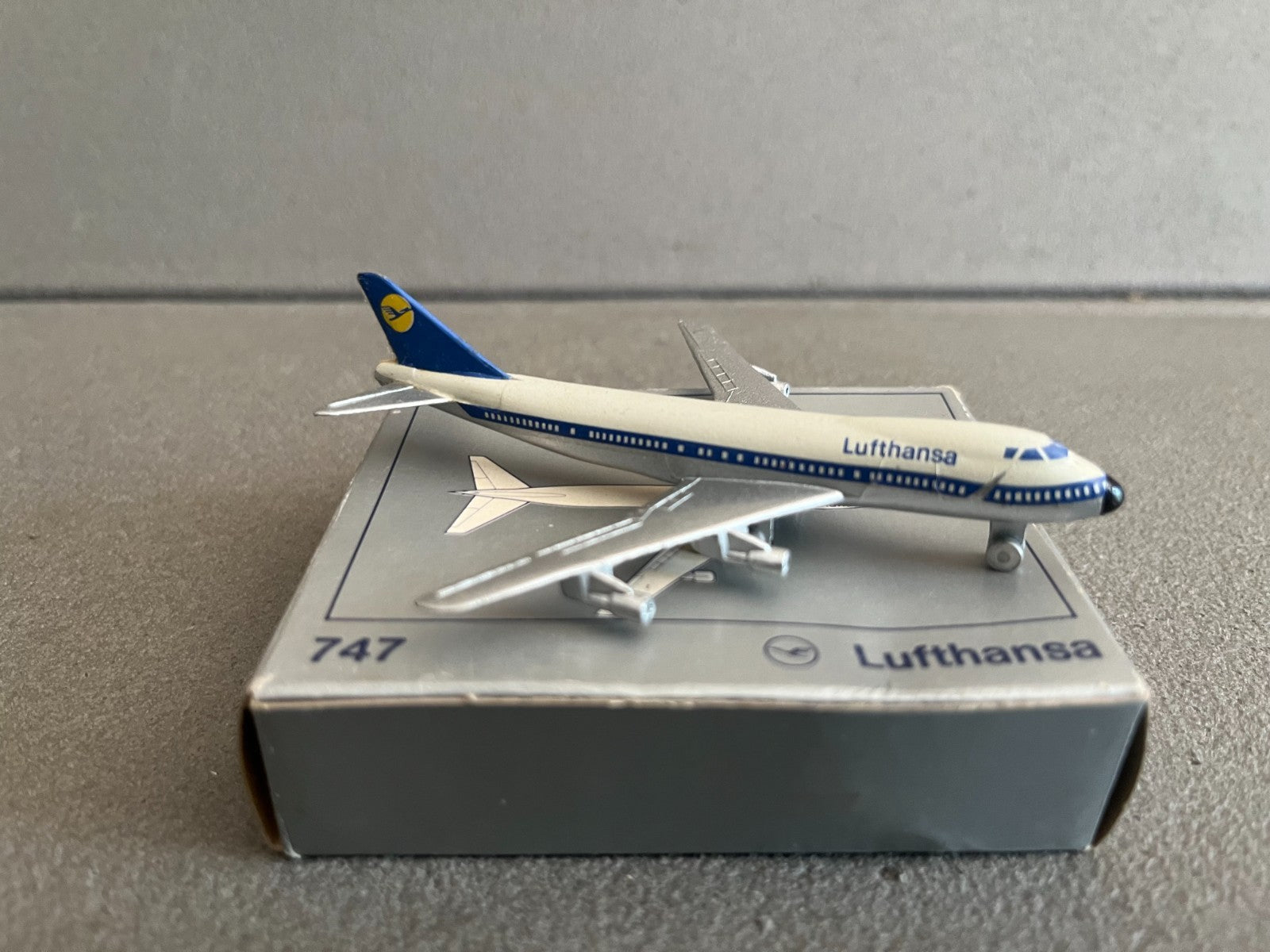 Ancien Avion miniature Boeing 747 Lufthansa Schuco Piccolo