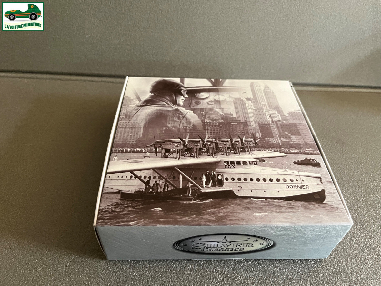Avion miniature chrome Boeing B-307 Atlas Silver Classics au 1/200
