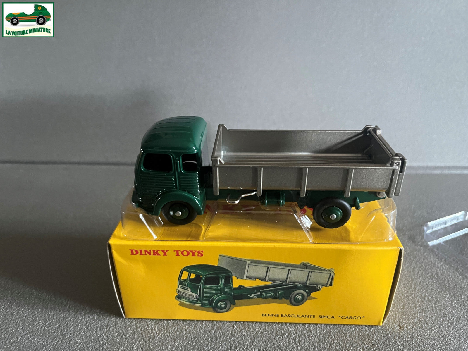Voiture miniature Camion Benne Basculante Simca Cargo 33B Dinky Toys Atlas