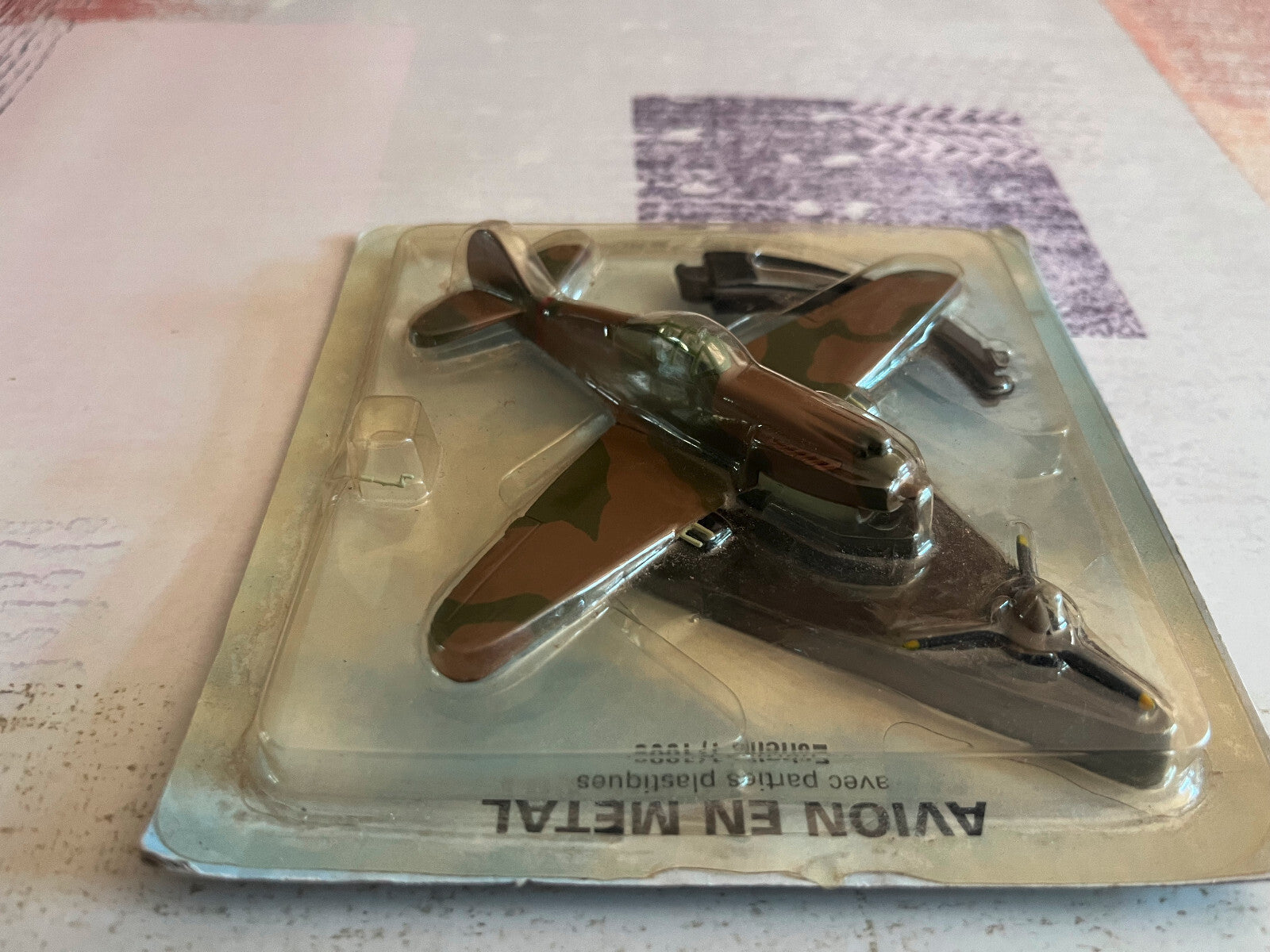 Avion miniature Militaire P-40B Tigres Volants au 1/100