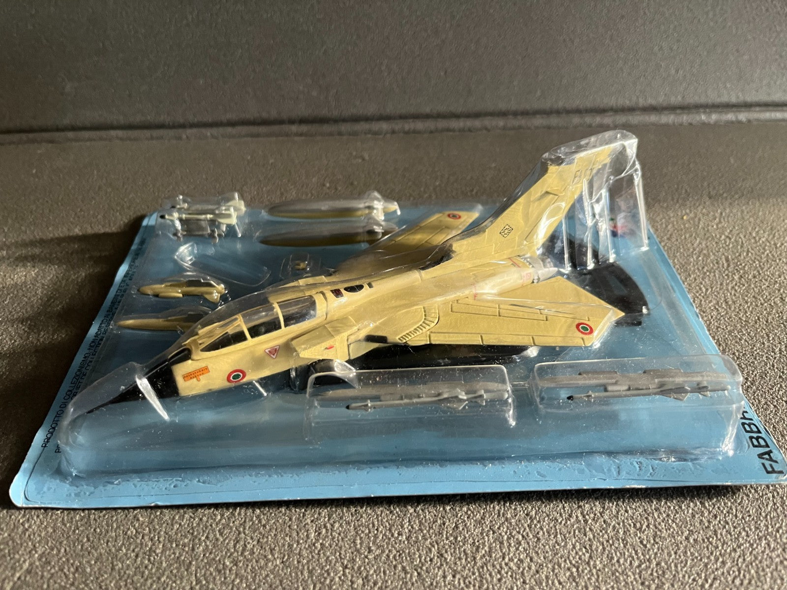 Avion miniature Militaire Tornado Fabbri Italeri 1/100
