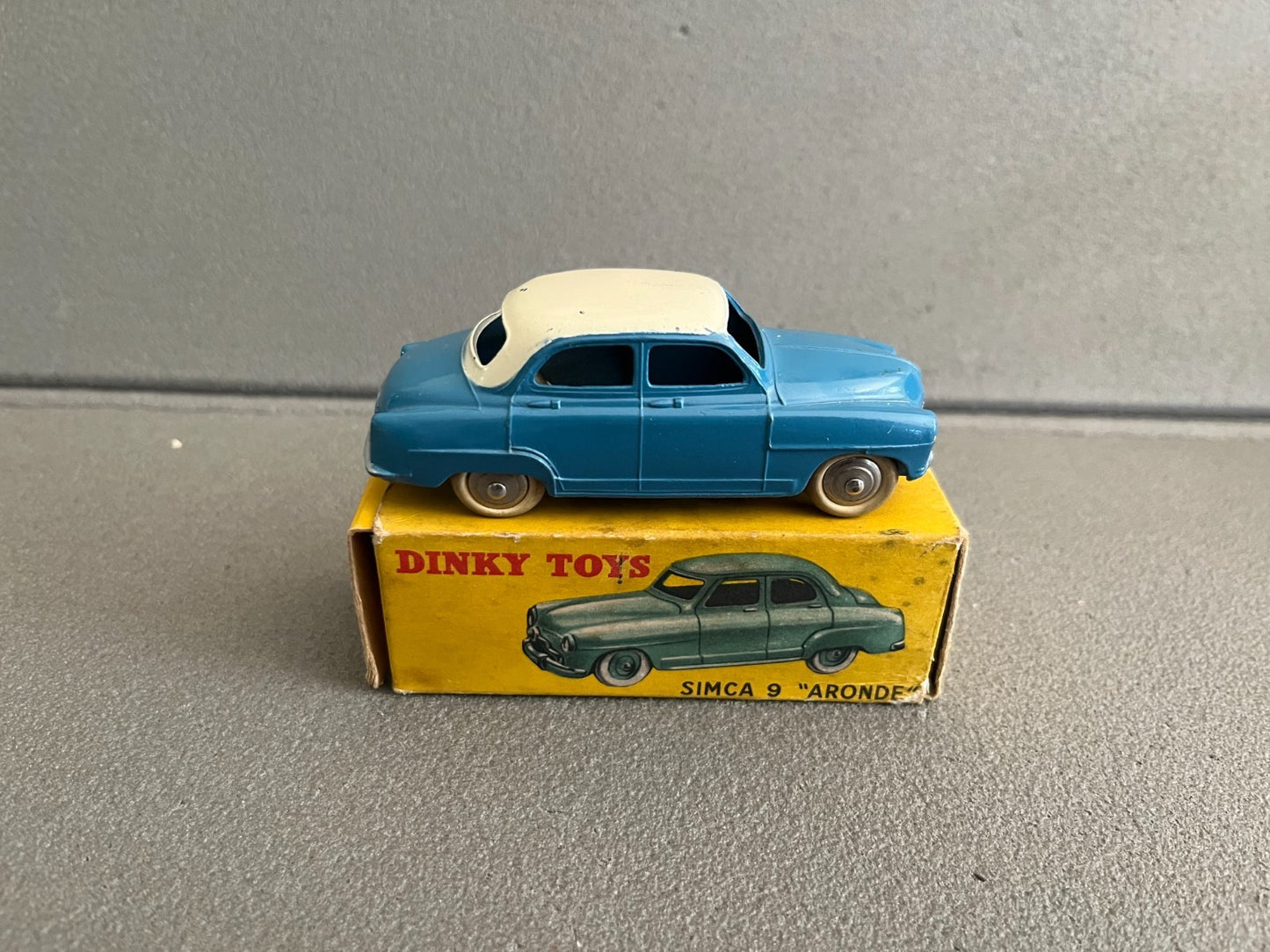Ancienne Miniature Voiture Simca 9 Aronde Dinky Toys France 24U Bi-ton Boite