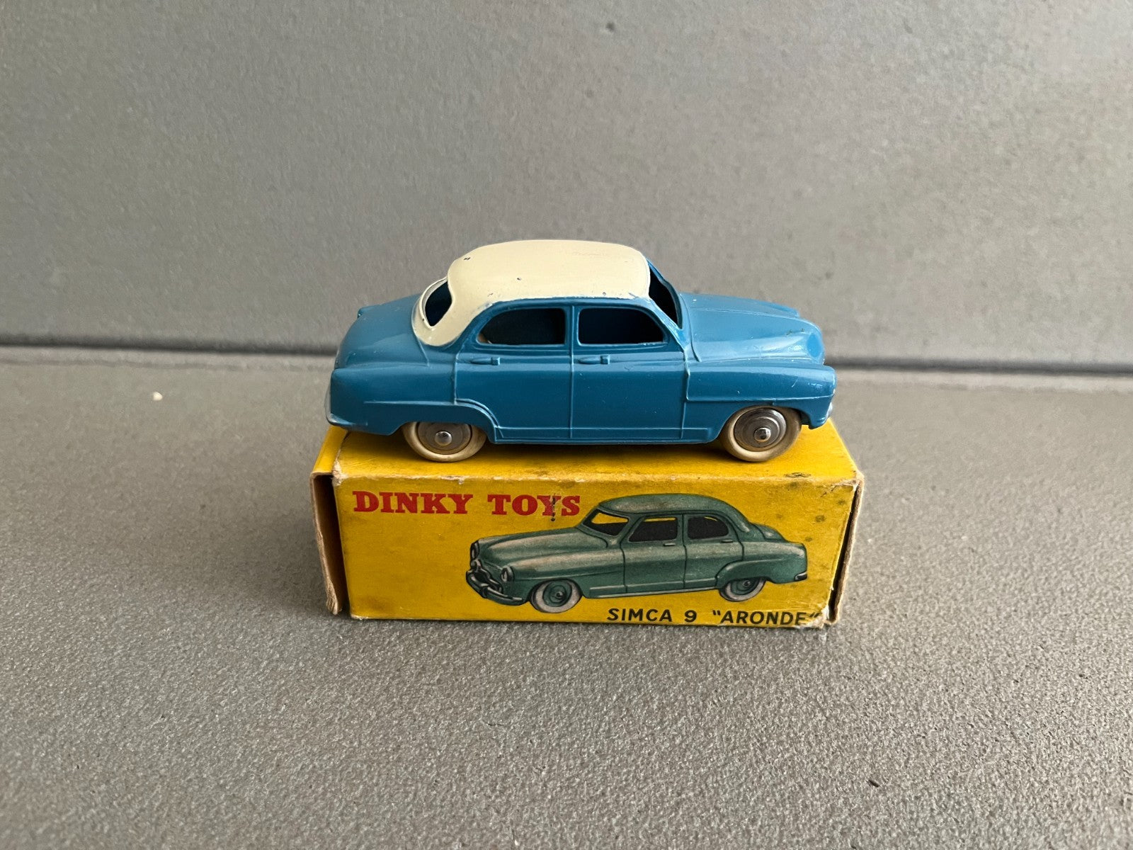 Ancienne Miniature Voiture Simca 9 Aronde Dinky Toys France 24U Bi-ton Boite