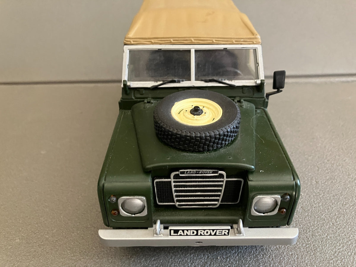 Ancienne Voiture miniature Land Rover Serie III Universal Hobbies au 1/18