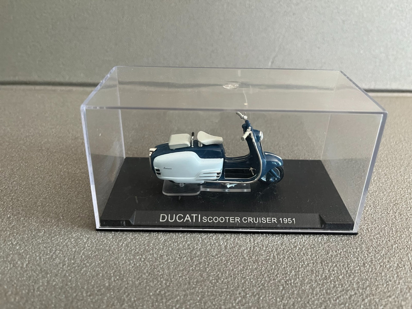Moto miniature Italienne Ducati Scooter Cruiser 1951 1/24