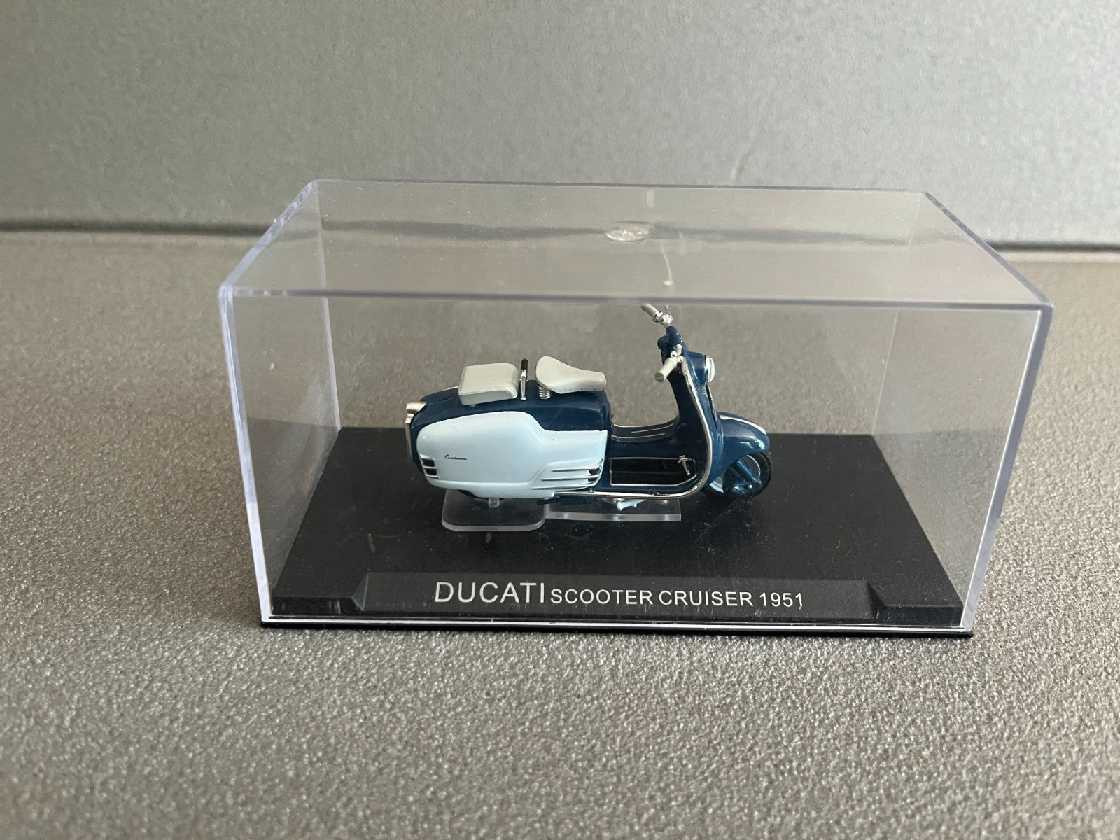 Moto miniature Italienne Ducati Scooter Cruiser 1951 1/24