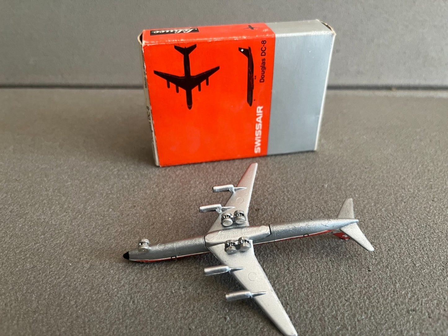 Ancien Avion miniature Douglas DC-8 Swissair Schuco Piccolo