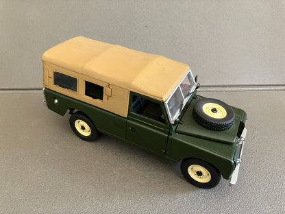 Ancienne Voiture miniature Land Rover Serie III Universal Hobbies au 1/18