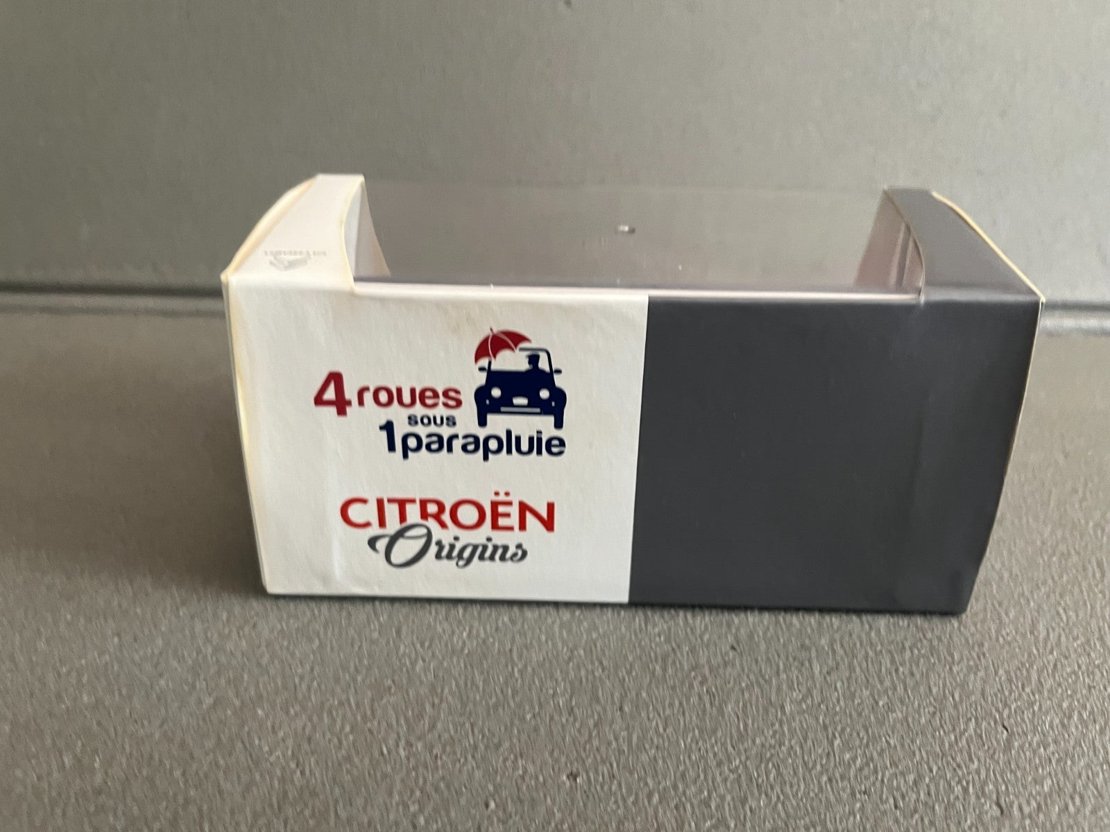 Voiture miniature Citroen 2CV 6 Rose 4 Roues Sous un Parapluie N°8 Eligor 1/43