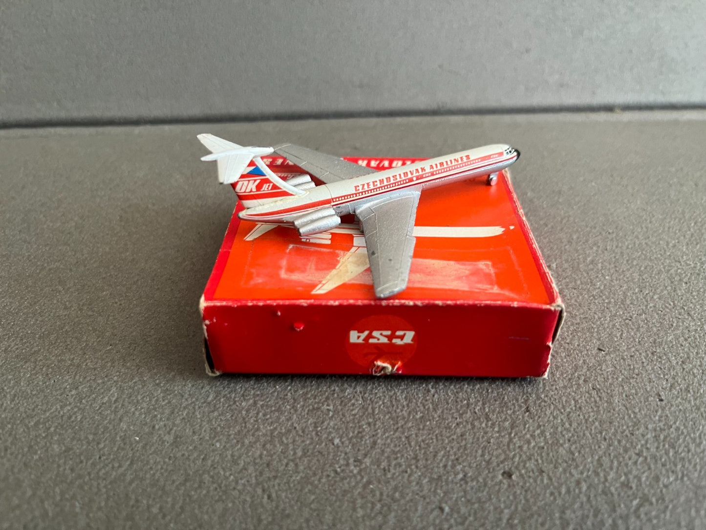 Ancien Avion miniature IL-62 Czechoslovak Airlines Schuco Piccolo