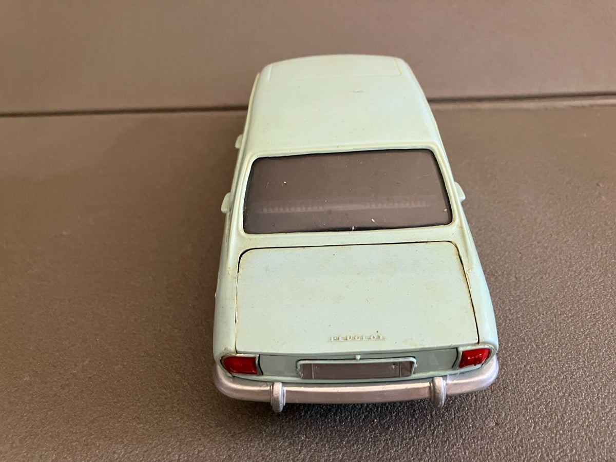 Ancienne Voiture miniature Plastique Peugeot 504 Friction Meccano 1/18