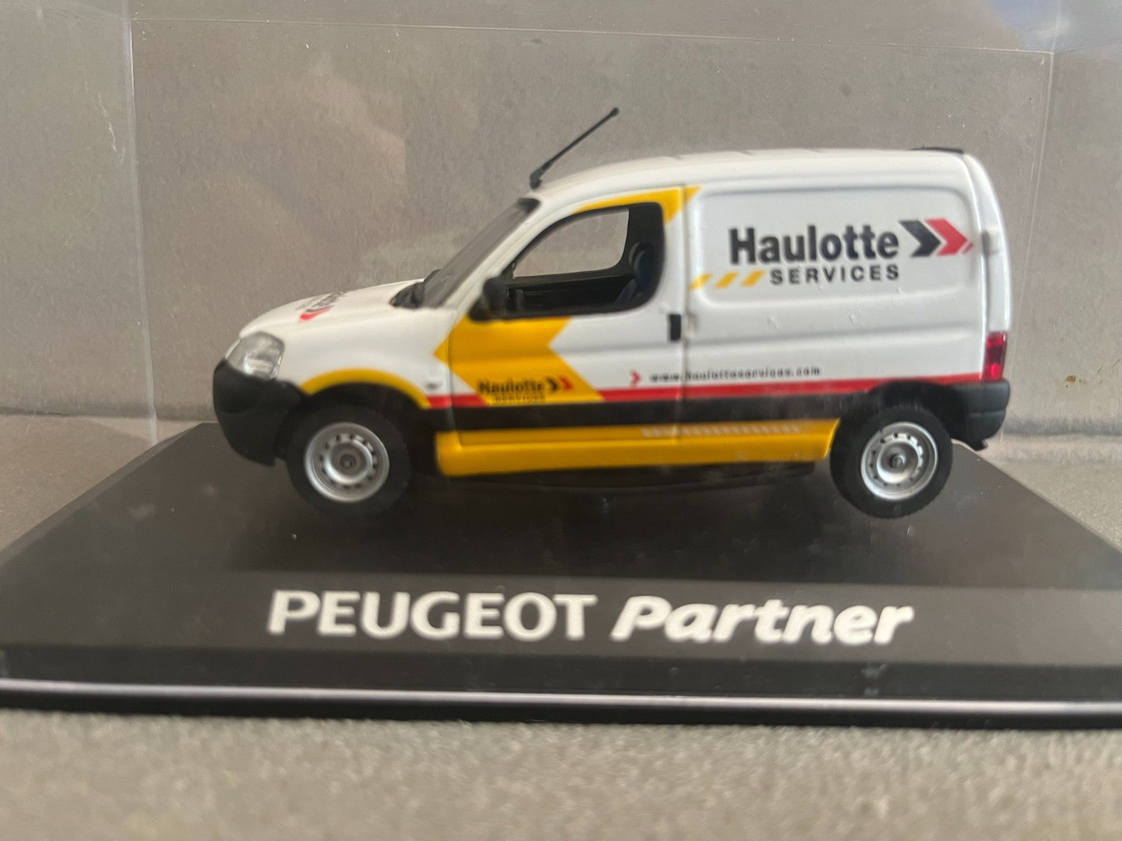 Voiture Miniature Peugeot Partner Haulotte Services Norev au 1/43 Défauts