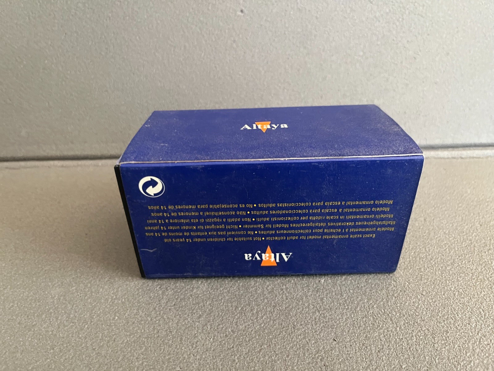 Voiture miniature L'Eclair Michelin Altaya Peugeot 1/43