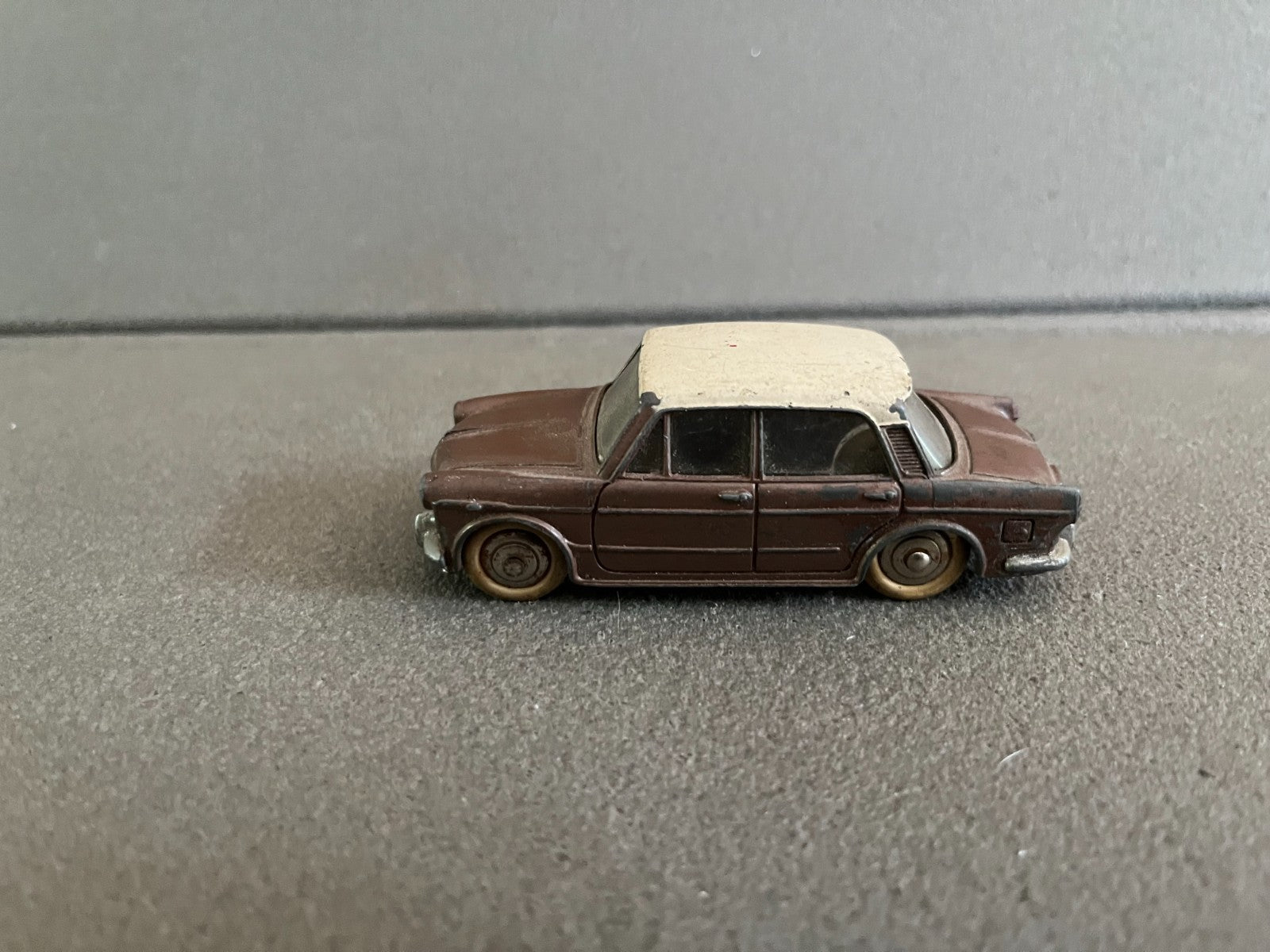 Ancienne Miniature Voiture Fiat 1200 Grande Vue Dinky Toys Meccano France Epave